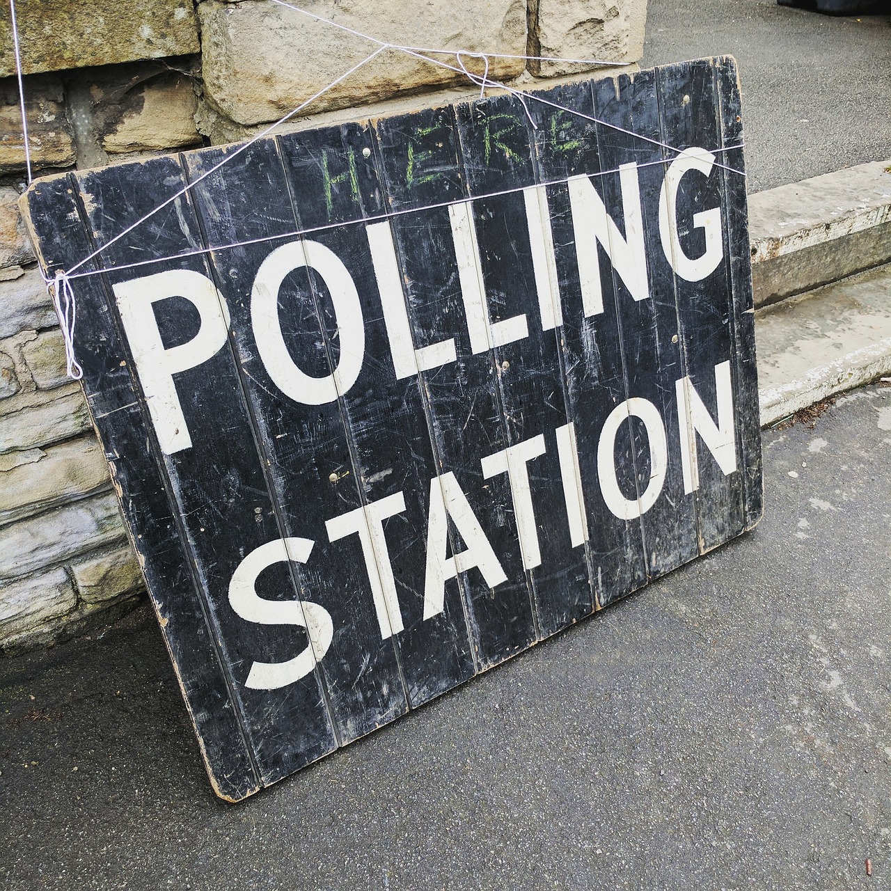 polling-station-2643466_1280 (1).jpg