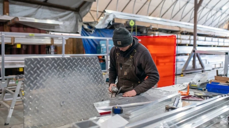 Trump to announce 25% steel and aluminium tariffs