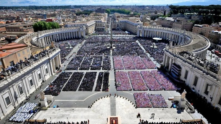 Hundreds of Thousands Mourn as Pope Francis Laid to Rest in Rome
